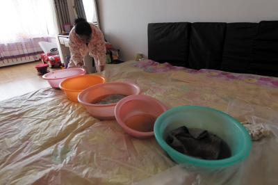新平楼上漏水，住户失联，小区没物管，业主维权难！律师来支招……
